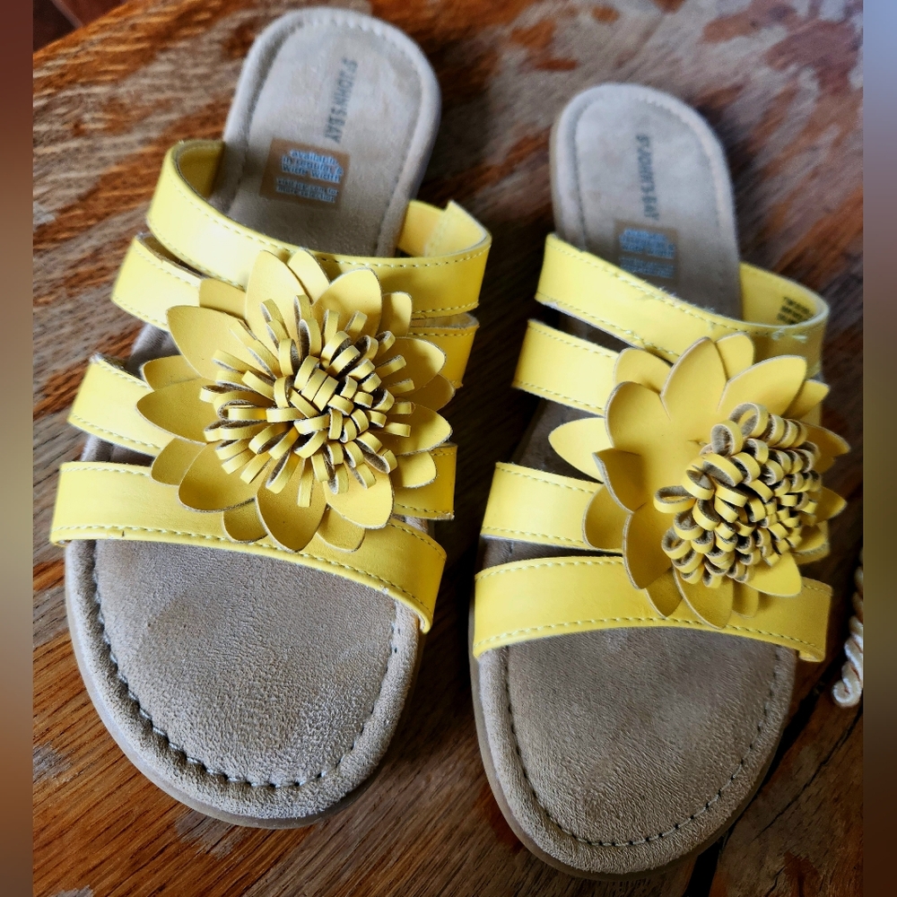 Strappy Yellow Flower Sandals Slides Size 7.5‎ M Coastal